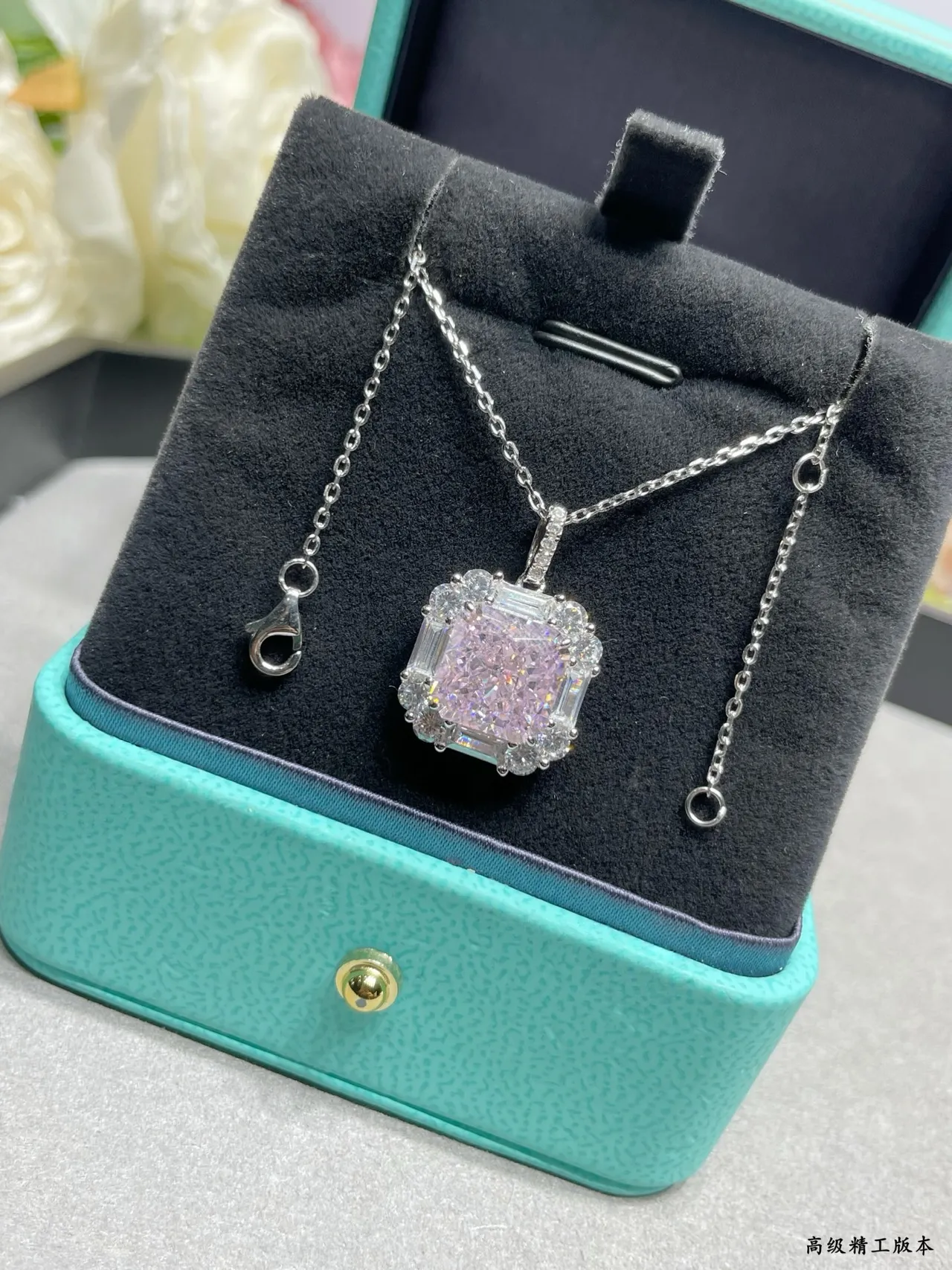 Tiffany & Co. गुलाबी चांदी वर्गीय कुशन-कट केंद्रीय पत्थर बैगेट-और-राउंड हेलो सेटिंग हार 8