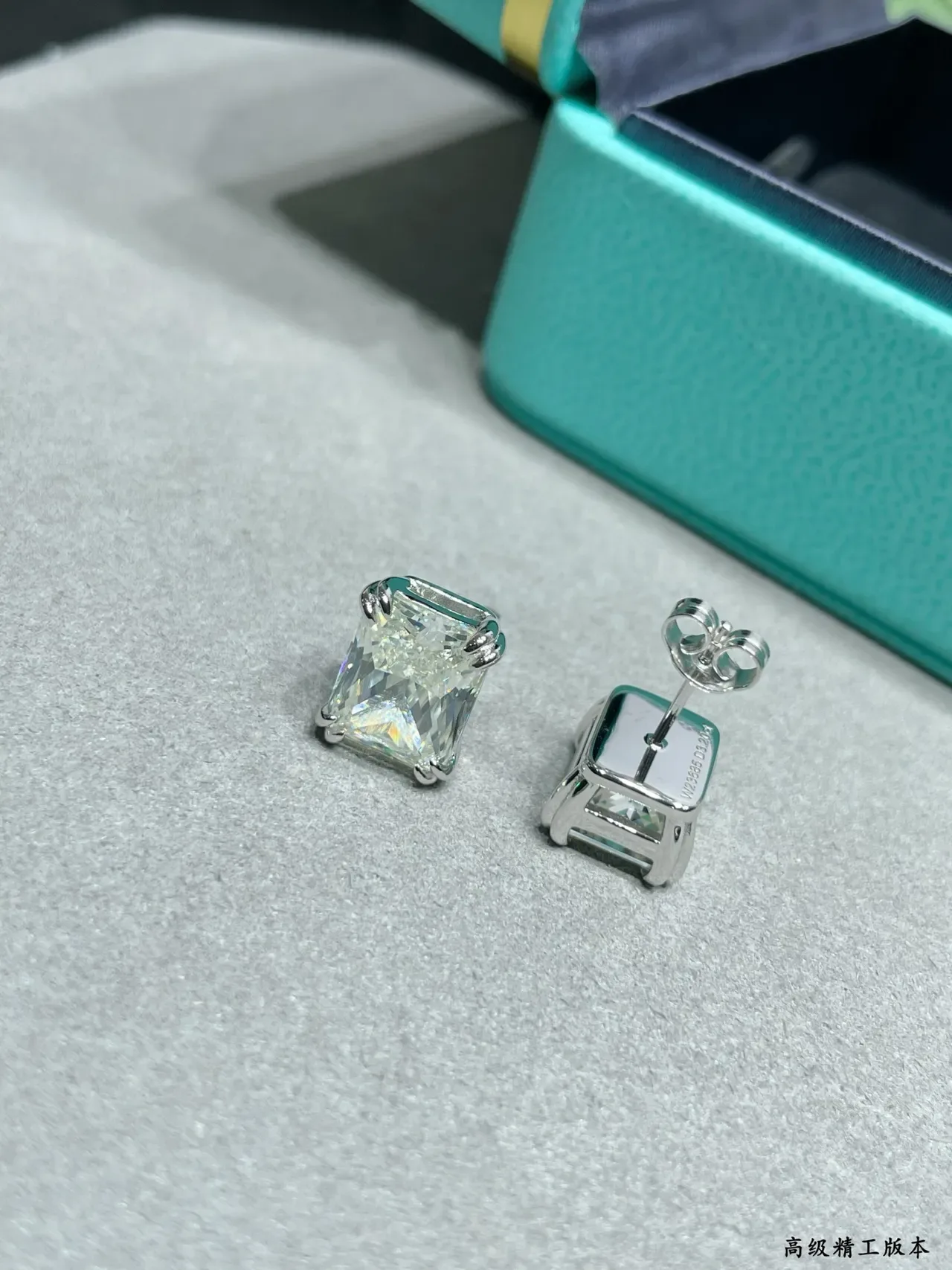 Tiffany & Co. Boucles d'oreilles en pierres transparentes à coupe carrée 3