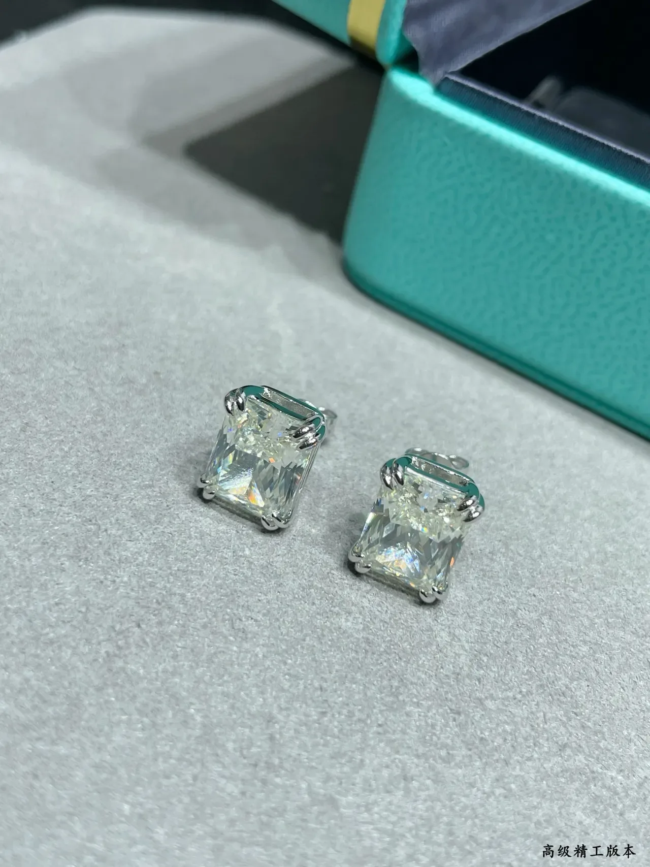 Tiffany & Co. Boucles d'oreilles en pierres transparentes à coupe carrée 4