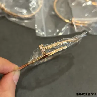Tiffany & Co. T Collection गुलाबी सोना पतला Pavé T-Bar ब्रेसलेट
