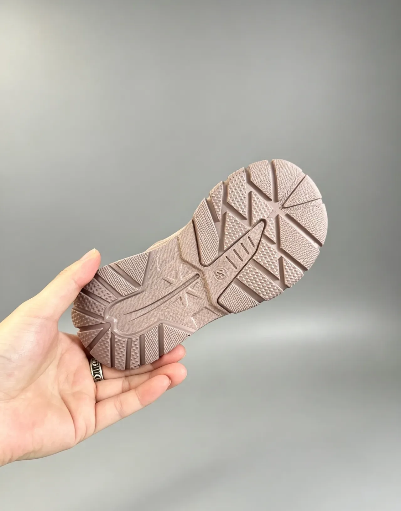 UGG Beige Gray Shearling-Lined Chunky Tread Sole Snow Boots 10