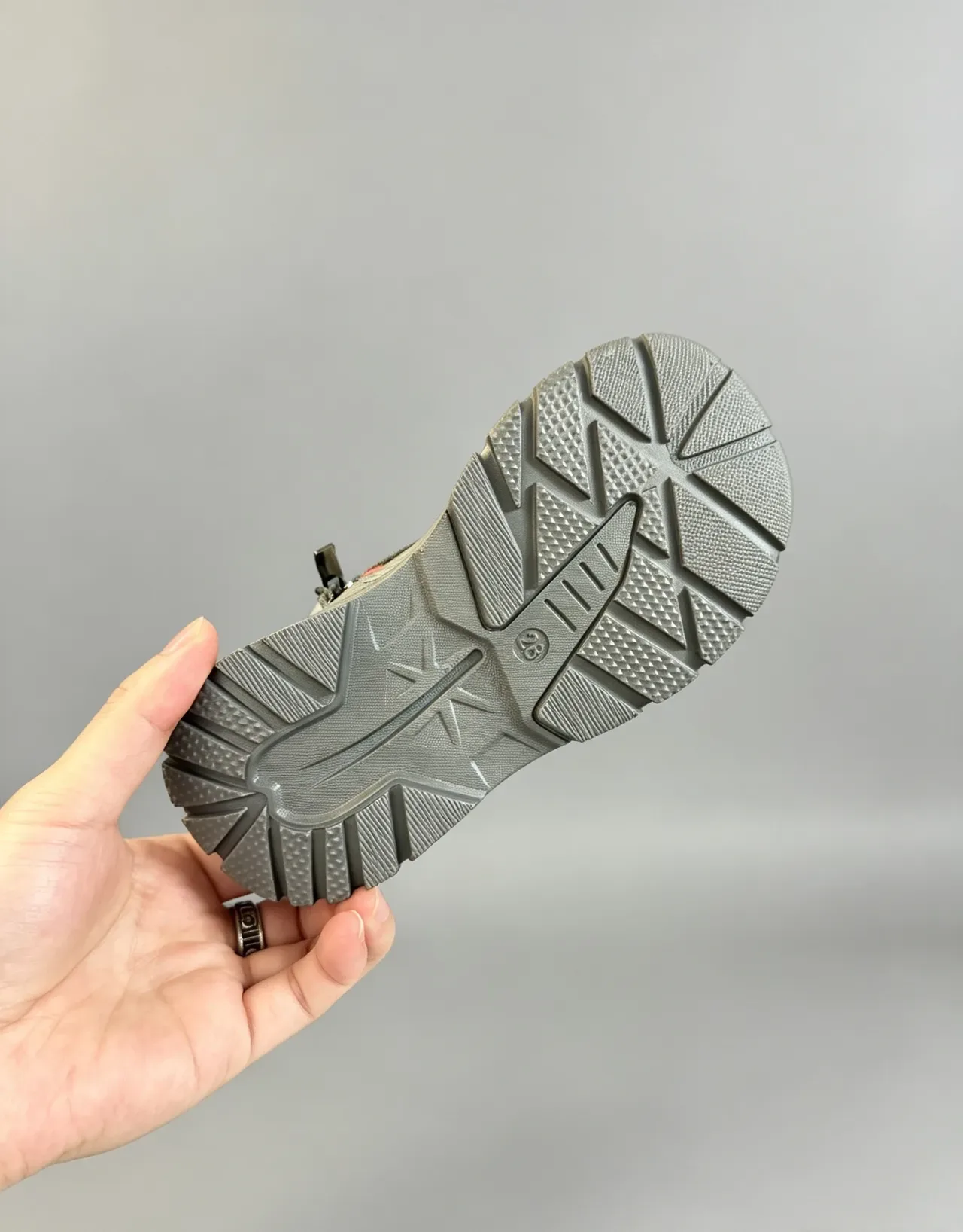 UGG Beige Gray Shearling-Lined Chunky Tread Sole Snow Boots 19