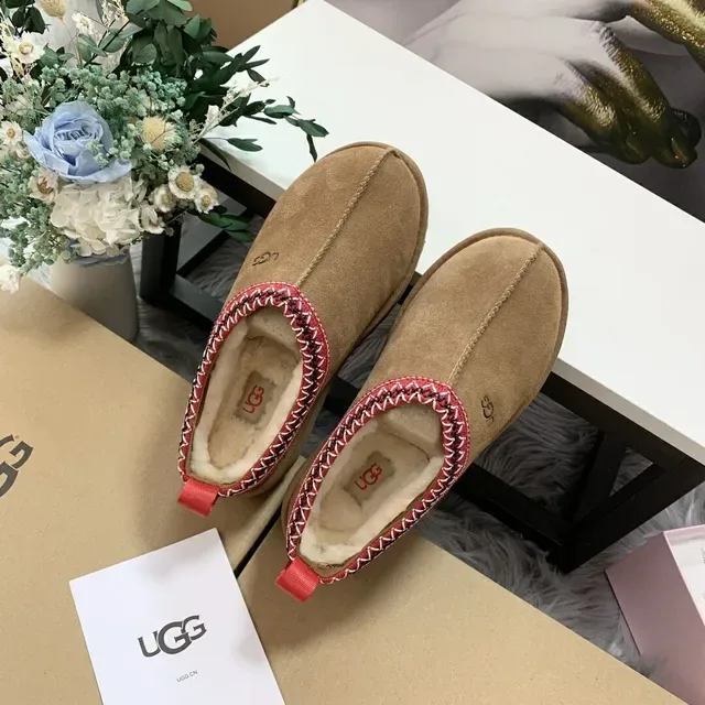UGG बीज लाल प्लेटफॉर्म स्लिप-ऑन सूड अपर लोअफर 2