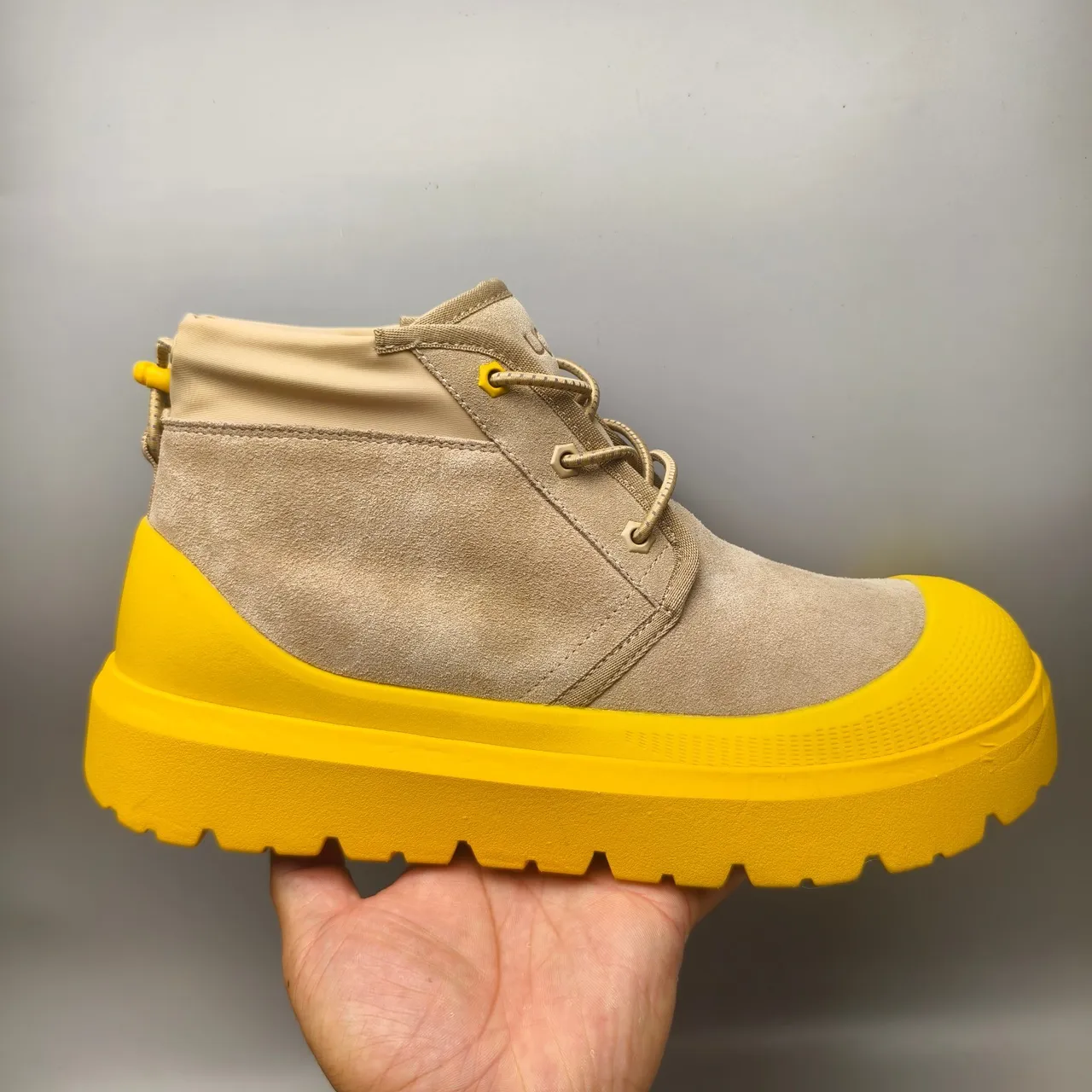 UGG Botas de tobillo beige amarillo de ante con suela chunky 2