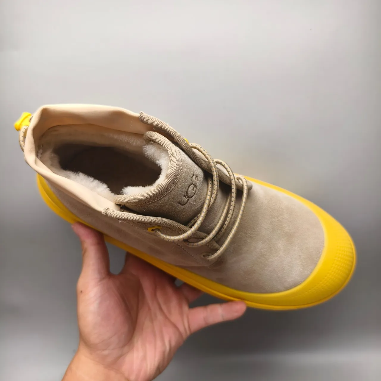 UGG Botas de tobillo beige amarillo de ante con suela chunky 3