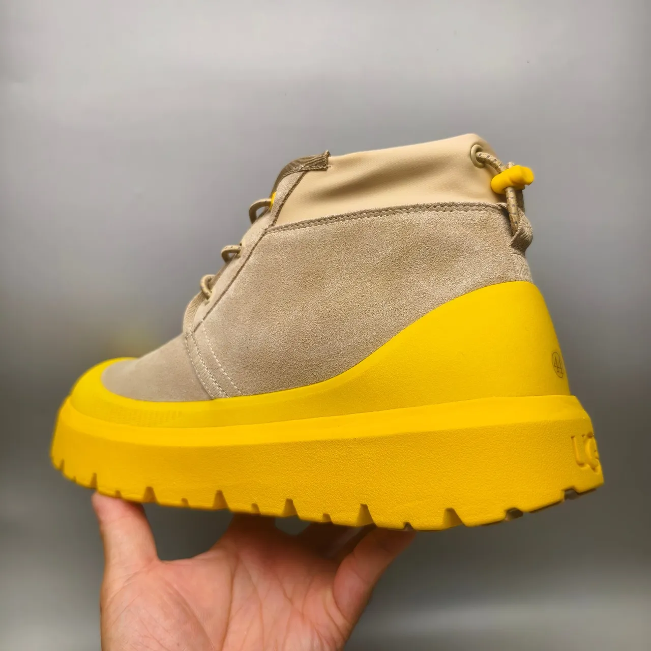 UGG Botas de tobillo beige amarillo de ante con suela chunky 4