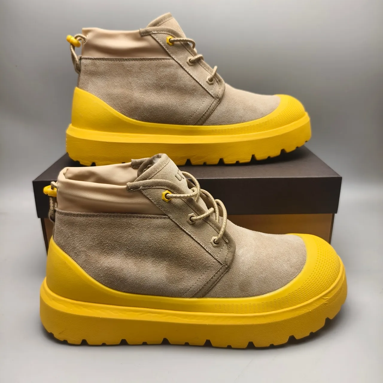 UGG Botas de tobillo beige amarillo de ante con suela chunky 5