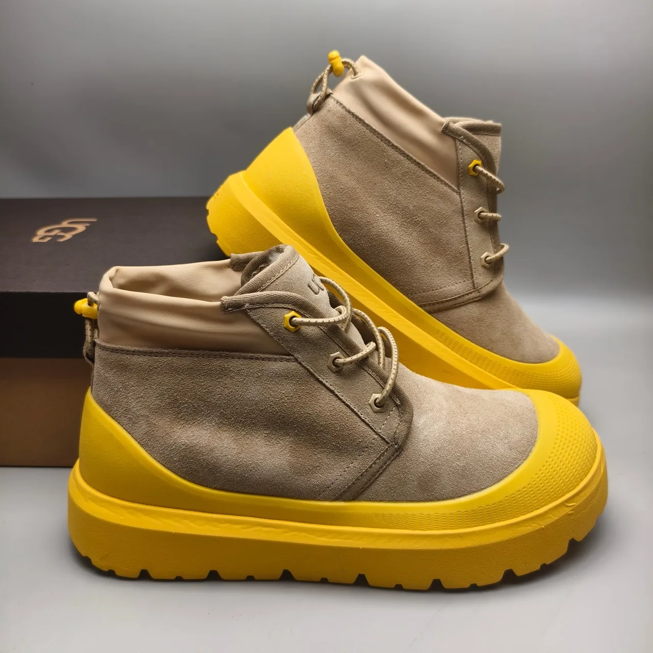 UGG Botas de tobillo beige amarillo de ante con suela chunky 6