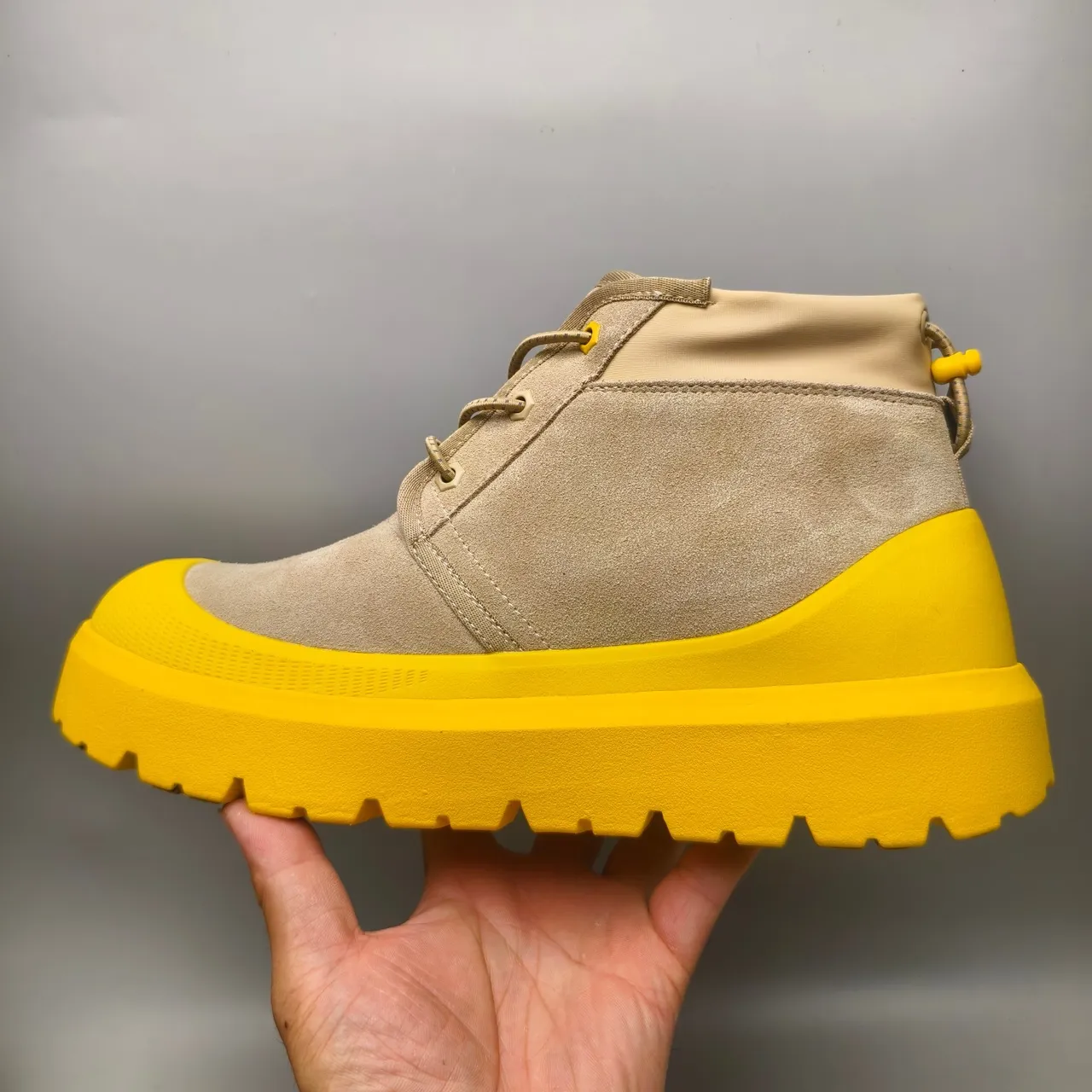 UGG Botas de tobillo beige amarillo de ante con suela chunky 7
