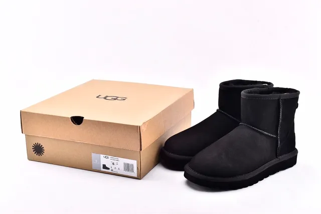 UGG Black Shearling-Lined Suede Upper Snow Boots 15