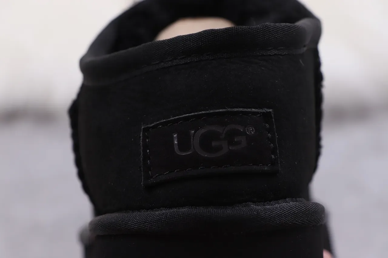 UGG Botas de Nieve Slip-On con Forro de Cordero Negras 2