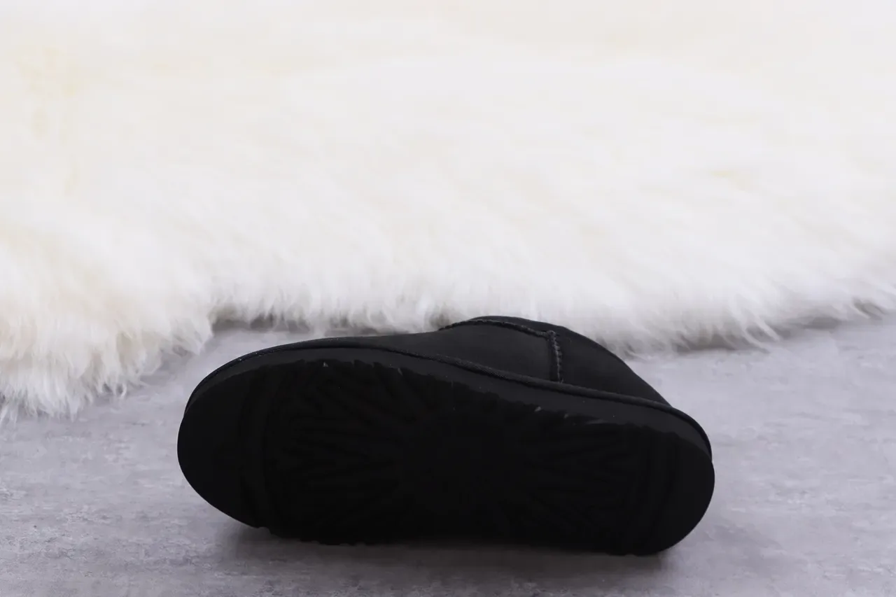 UGG Botas de Nieve Slip-On con Forro de Cordero Negras 3