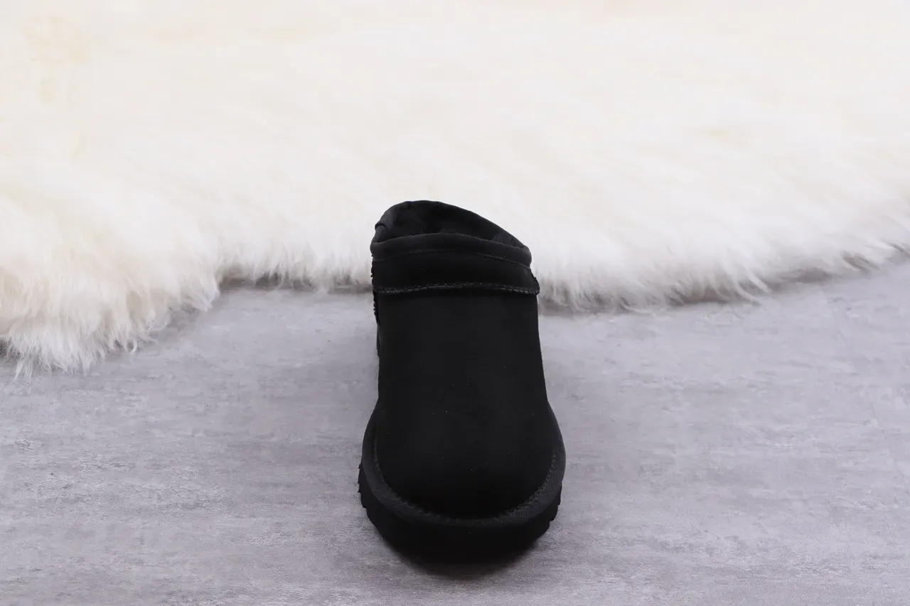 UGG Botas de Nieve Slip-On con Forro de Cordero Negras 4