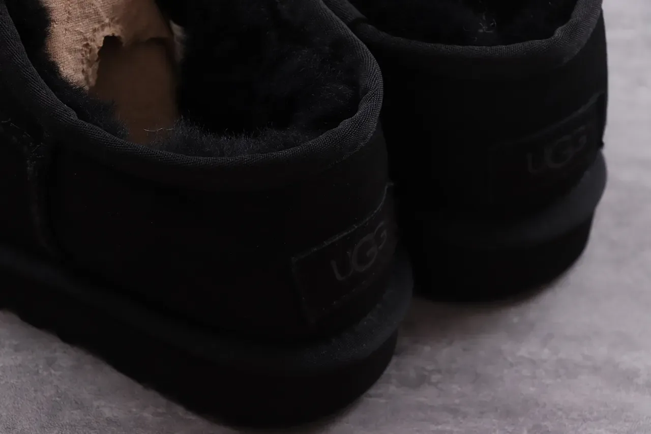 UGG Botas de Nieve Slip-On con Forro de Cordero Negras 5
