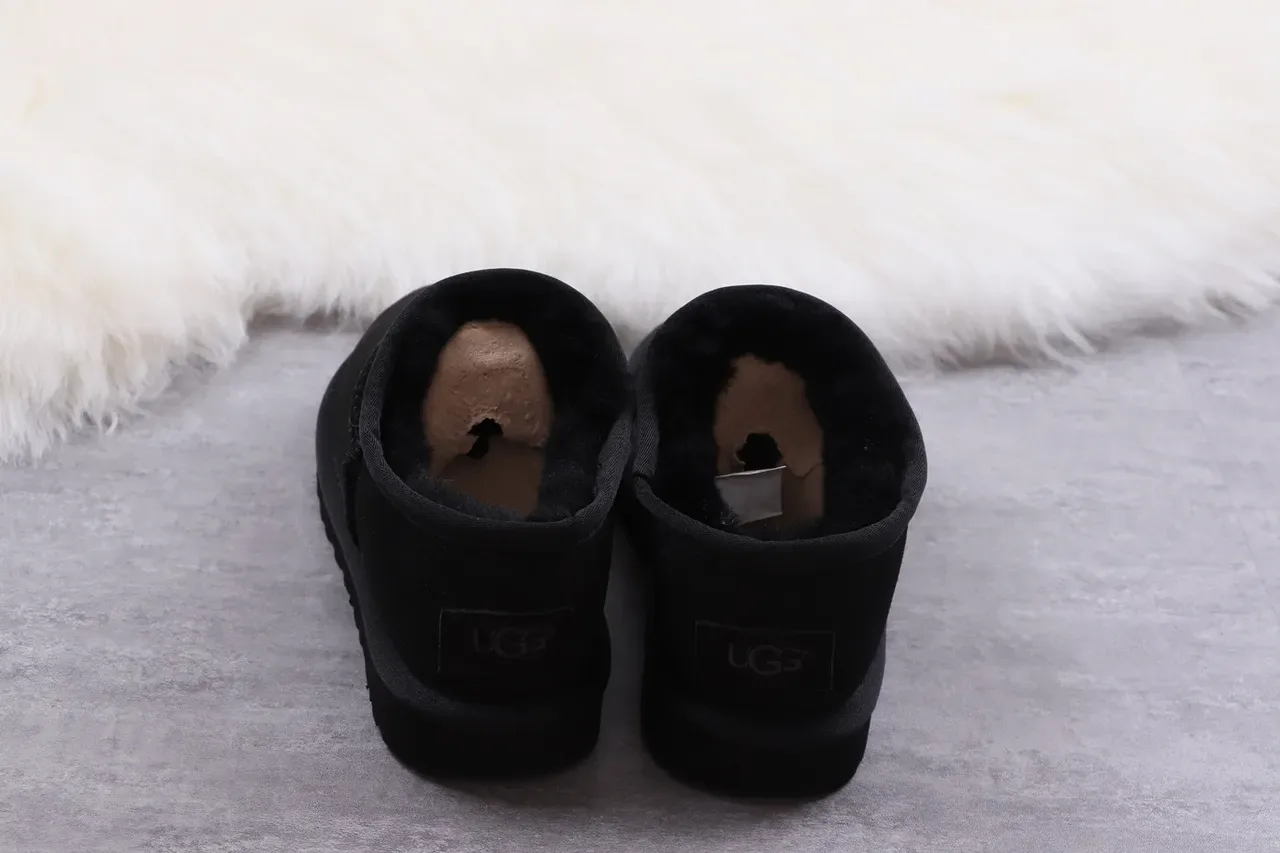 UGG Botas de Nieve Slip-On con Forro de Cordero Negras 7