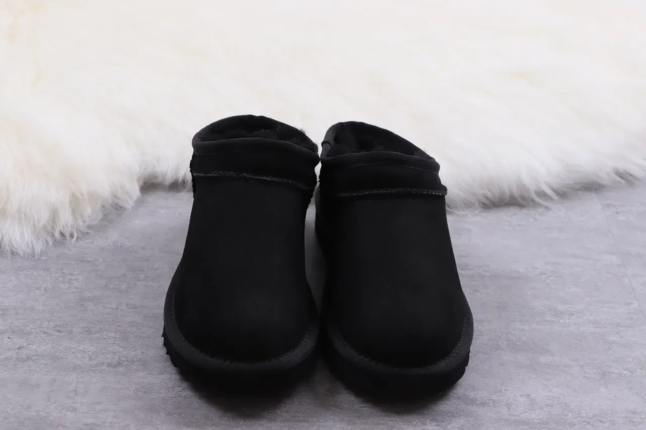 UGG Botas de Nieve Slip-On con Forro de Cordero Negras 8