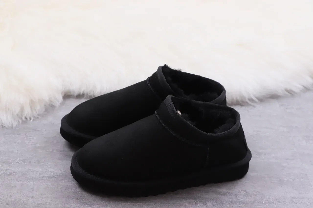 UGG Botas de Nieve Slip-On con Forro de Cordero Negras 9