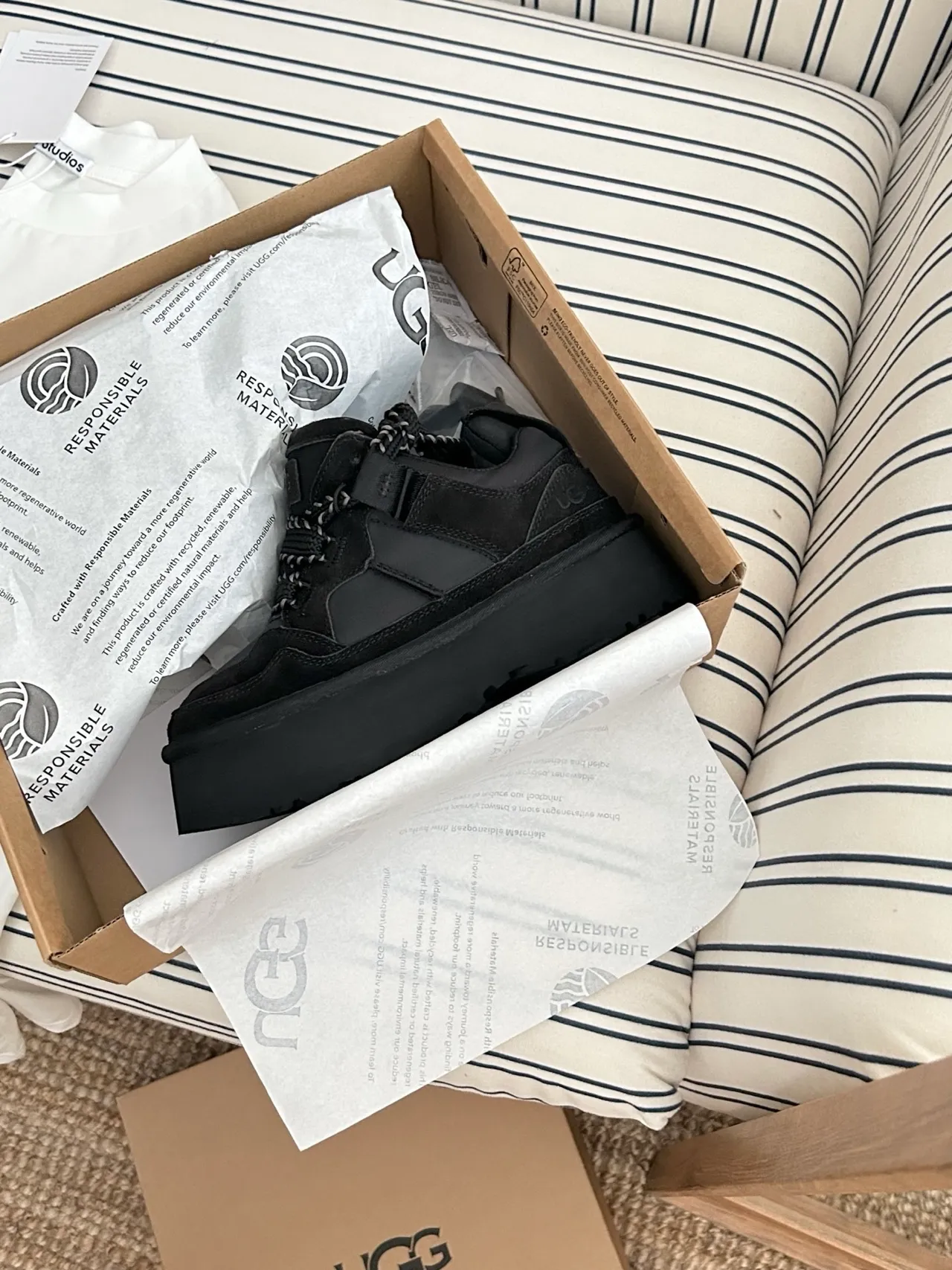 UGG Bottes de Neige Noir Blanc Plateforme Chunky Forro Shearling 4