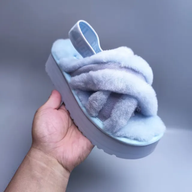 UGG Chinelos Azuis Brancos com Forro Superior Fuzzy de Shearling-Like, Design de Tira Cruzada 2