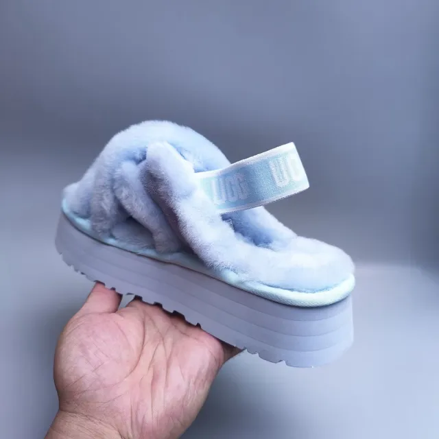 UGG Chinelos Azuis Brancos com Forro Superior Fuzzy de Shearling-Like, Design de Tira Cruzada 3
