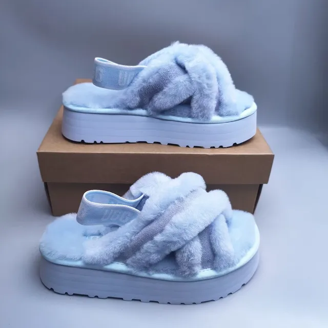 UGG Chinelos Azuis Brancos com Forro Superior Fuzzy de Shearling-Like, Design de Tira Cruzada 4
