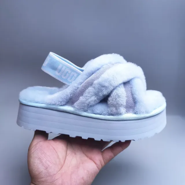 UGG Chinelos Azuis Brancos com Forro Superior Fuzzy de Shearling-Like, Design de Tira Cruzada 5