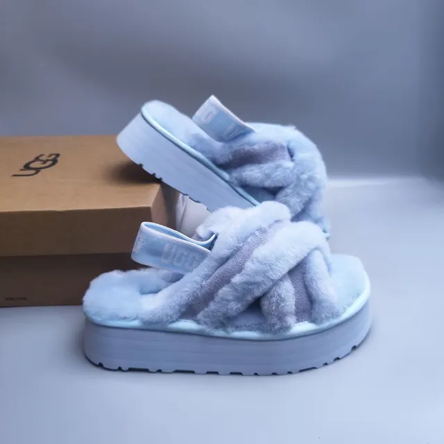 UGG Chinelos Azuis Brancos com Forro Superior Fuzzy de Shearling-Like, Design de Tira Cruzada 6