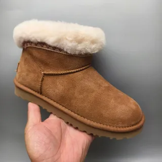 UGG 棕米色羊麂皮鞋面羊毛内里绉边雪靴