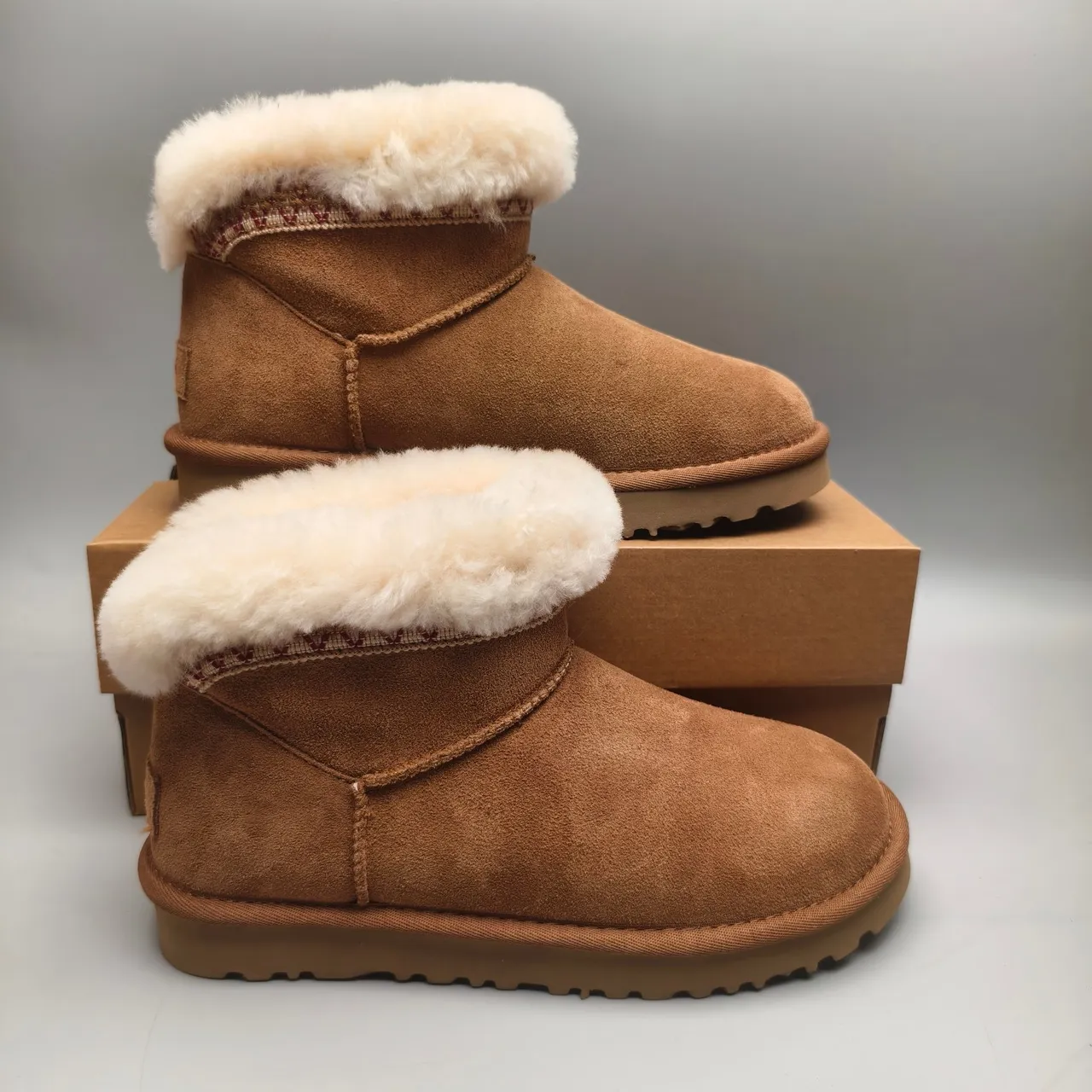 UGG 棕米色羊麂皮鞋面羊毛内里绉边雪靴 5
