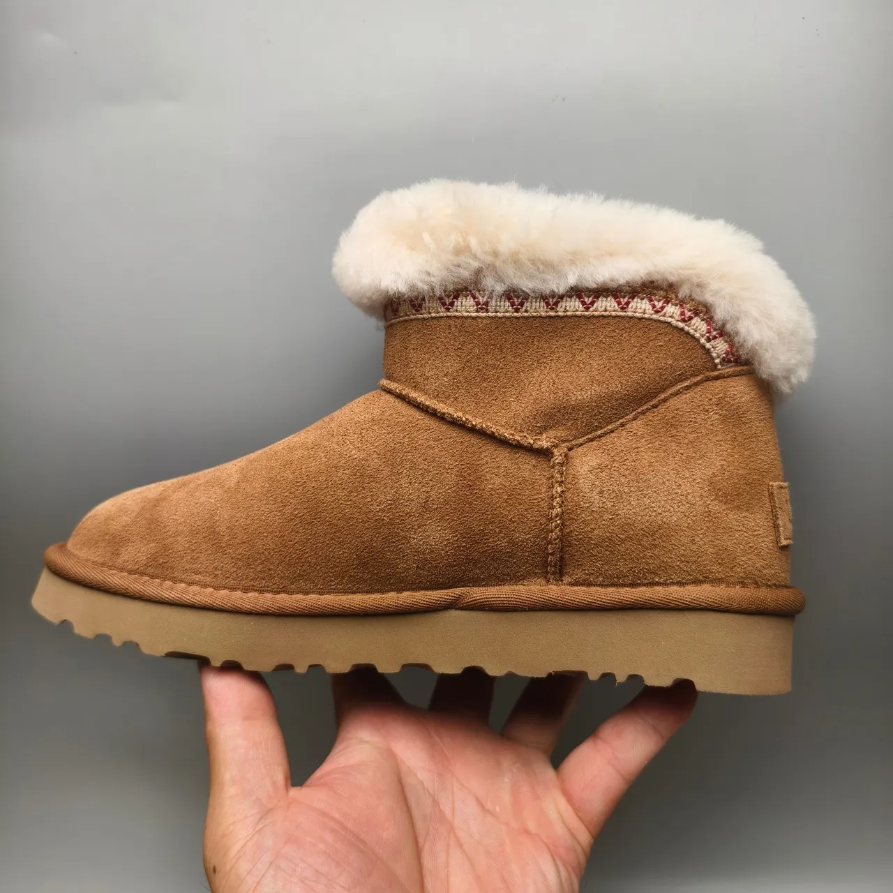 UGG 棕米色羊麂皮鞋面羊毛内里绉边雪靴 7