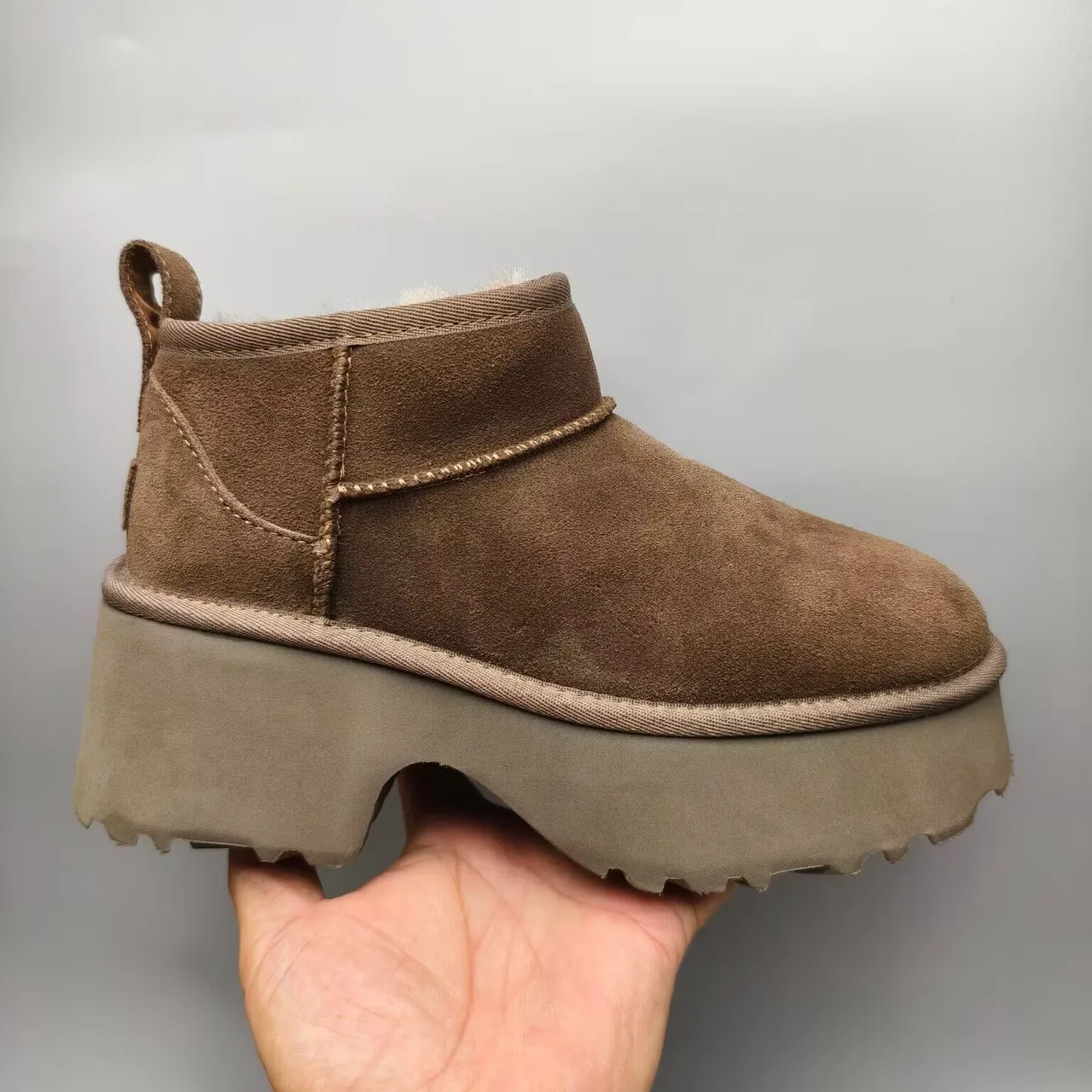 UGG 棕褐米色麂皮鞋面羊剪毛内里雪靴 2