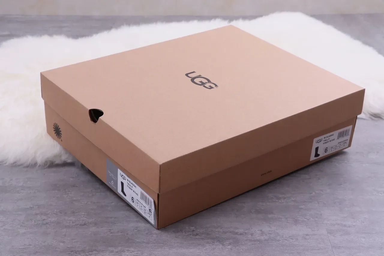 UGG 棕色黑色麂皮羊毛里膝靴 2