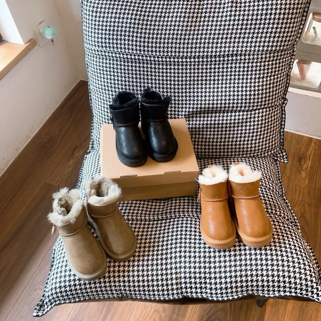 UGG 棕白色羊毛内里侧拉链踝靴 6