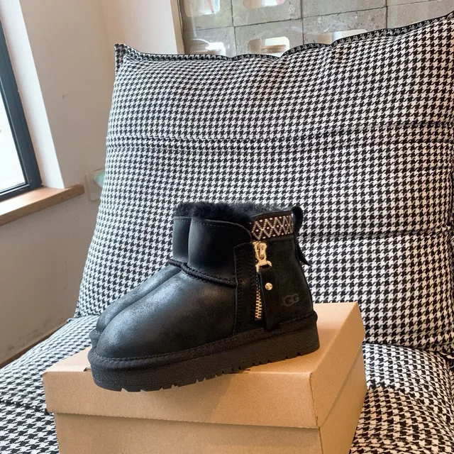 UGG 棕白色羊毛内里侧拉链踝靴 10