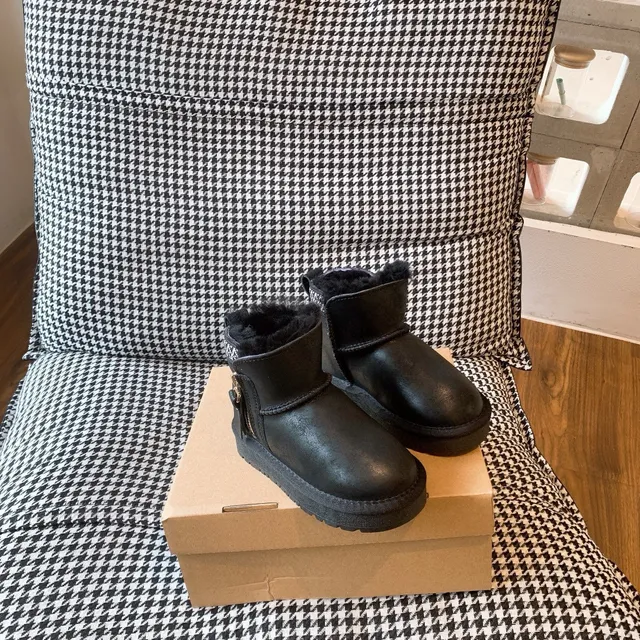UGG 棕白色羊毛内里侧拉链踝靴 11