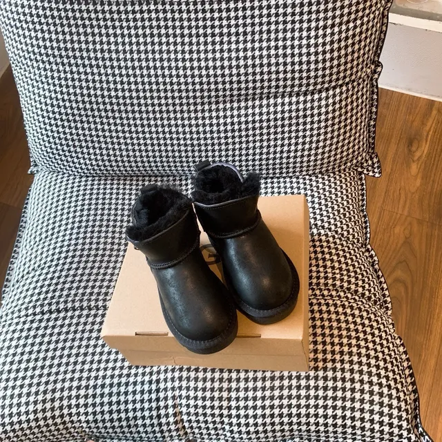 UGG 棕白色羊毛内里侧拉链踝靴 12