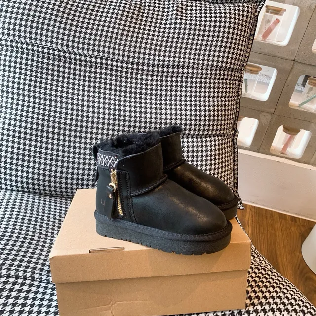 UGG 棕白色羊毛内里侧拉链踝靴 13