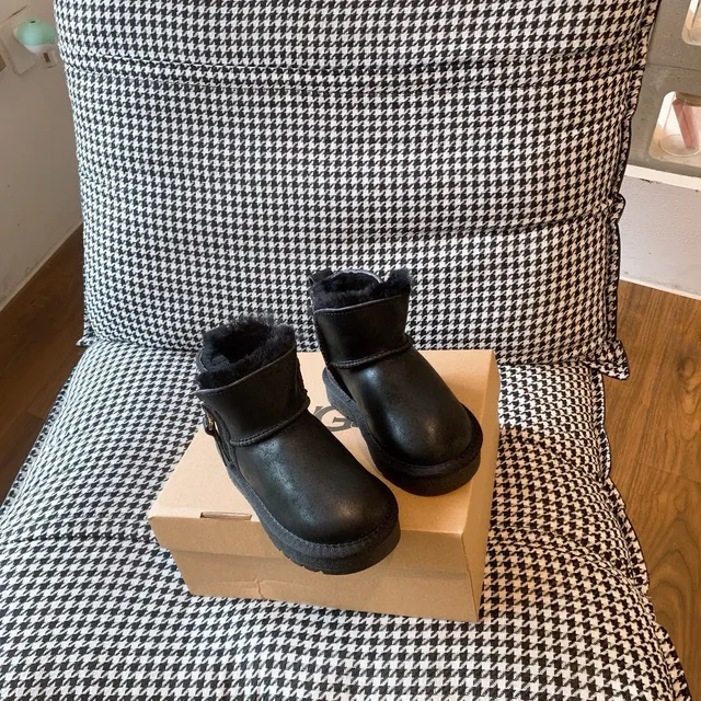 UGG 棕白色羊毛内里侧拉链踝靴 16
