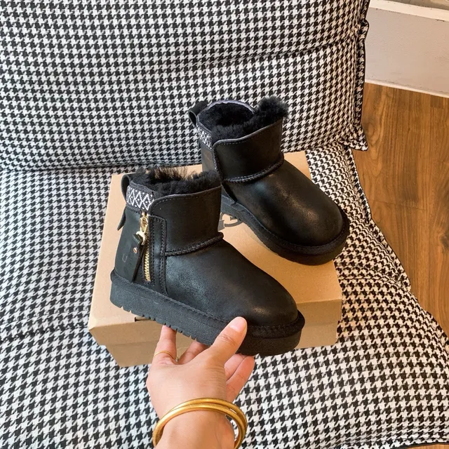 UGG 棕白色羊毛内里侧拉链踝靴 17