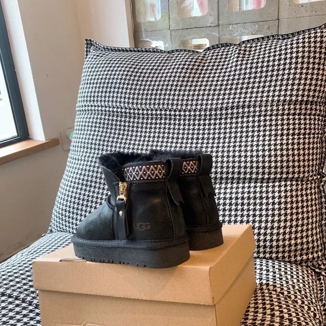 UGG 棕白色羊毛内里侧拉链踝靴 18