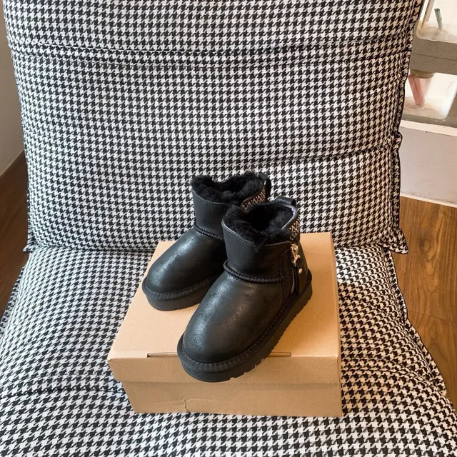 UGG 棕白色羊毛内里侧拉链踝靴 19