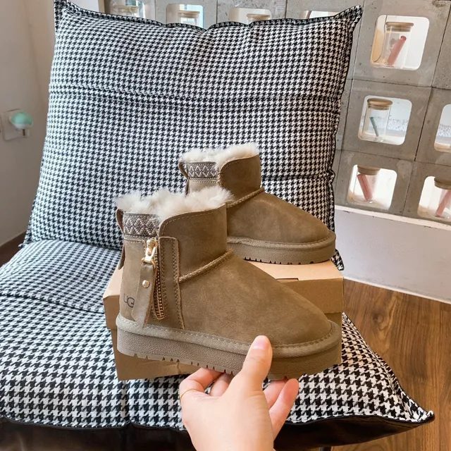 UGG 棕白色羊毛内里侧拉链踝靴 20