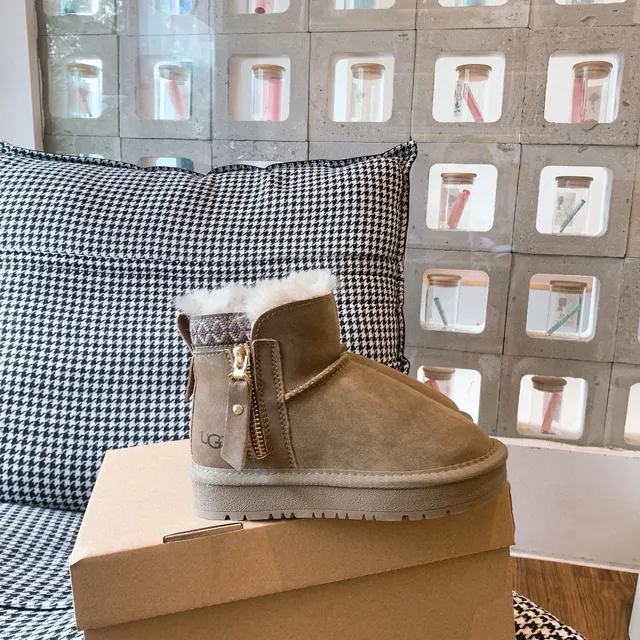 UGG 棕白色羊毛内里侧拉链踝靴 21