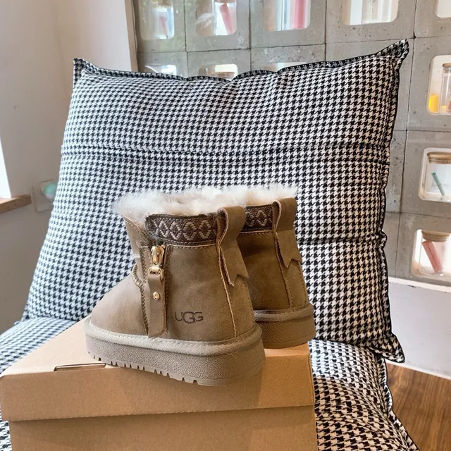 UGG 棕白色羊毛内里侧拉链踝靴 22