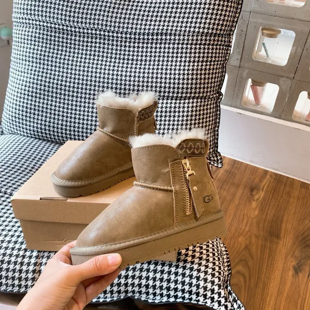 UGG 棕白色羊毛内里侧拉链踝靴 23