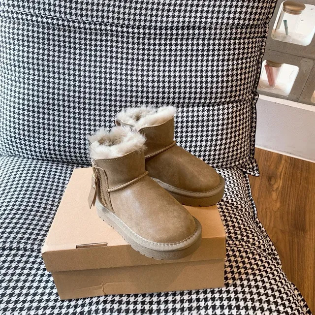 UGG 棕白色羊毛内里侧拉链踝靴 24