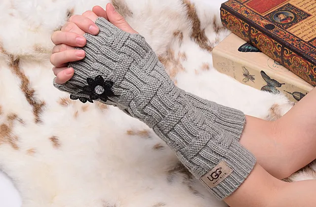 UGG Cable-Knit Fingerless Arm Warmers Black Knit Gloves 17