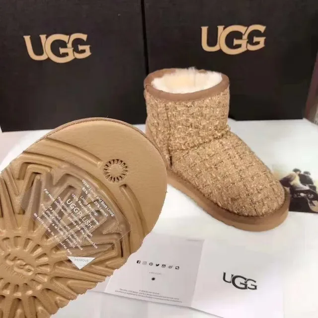 UGG Classic বেইজ বাদামী উভেন টুইড উপর শিয়ারলিং লাইন্ড কাফ স্নো বুট 2