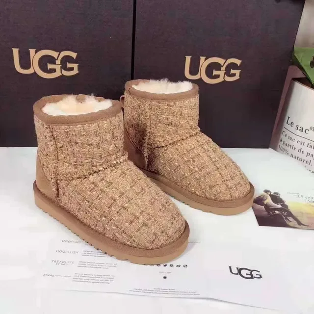 UGG Classic বেইজ বাদামী উভেন টুইড উপর শিয়ারলিং লাইন্ড কাফ স্নো বুট 3