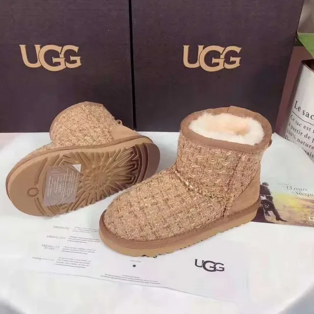 UGG Classic বেইজ বাদামী উভেন টুইড উপর শিয়ারলিং লাইন্ড কাফ স্নো বুট 4